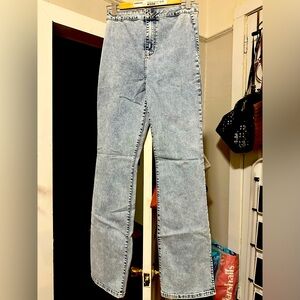 High Waist JEANS Brand New and Never been worn! Size 7 FASHIONNOVA.